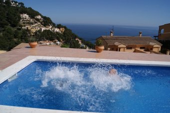 208286_10150147188141332_7043272_n